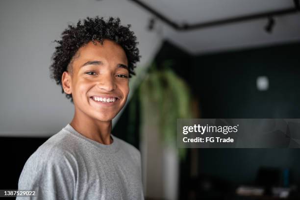 retrato de un adolescente feliz en casa - chico adolescente fotografías e imágenes de stock