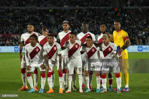 Players of Peru pose for a picture before a match between Uruguay and Peru as part of FIFA World Cup Qatar 2022 Qualifiers at Centenario Stadium on...