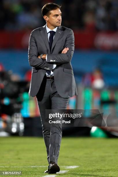 Diego Alonso head coach of Uruguay looks on during a match between Uruguay and Peru as part of FIFA World Cup Qatar 2022 Qualifiers at Centenario...