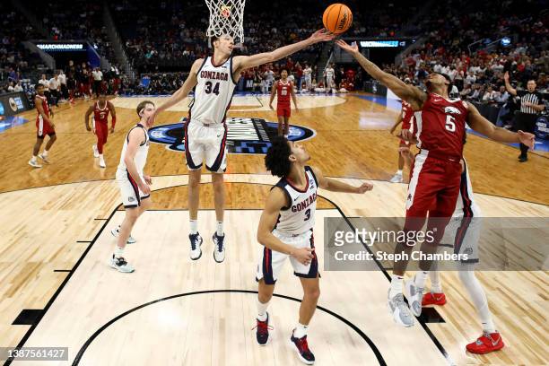 Chet Holmgren of the Gonzaga Bulldogs and Au'Diese Toney of the Arkansas Razorbacks battle for a rebound during the first half in the Sweet Sixteen...
