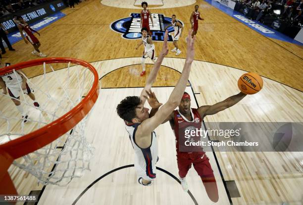 Davonte Davis of the Arkansas Razorbacks shoots the ball around Chet Holmgren of the Gonzaga Bulldogs during the first half in the Sweet Sixteen...