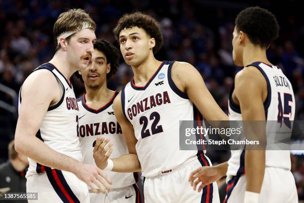 Anton Watson of the Gonzaga Bulldogs talks with Drew Timme, Andrew Nembhard and Rasir Bolton against the Arkansas Razorbacks during the second half...