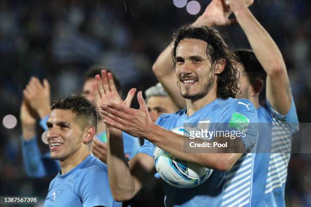 Edinson Cavani of Uruguay celebrates qualifying after winning a match between Uruguay and Peru as part of FIFA World Cup Qatar 2022 Qualifiers at...