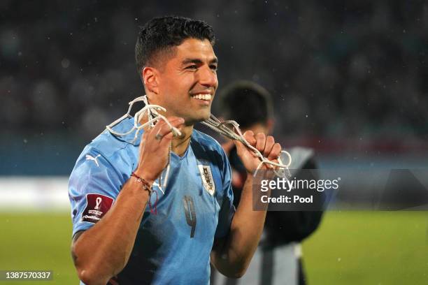 Luis Suarez of Uruguay celebrates qualifying after winning a match between Uruguay and Peru as part of FIFA World Cup Qatar 2022 Qualifiers at...