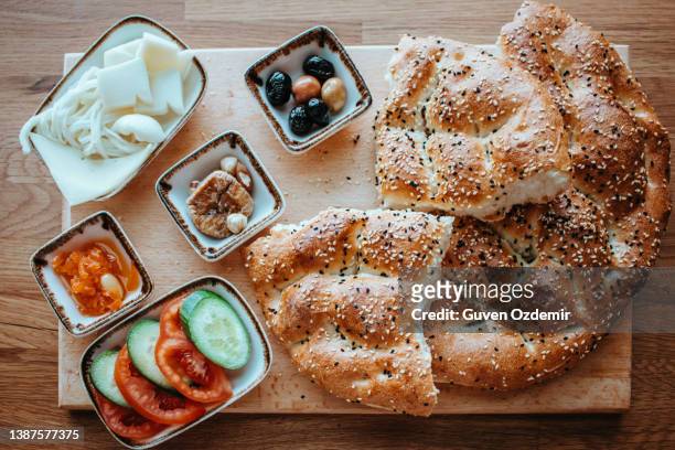 ramadan pita e colazione - focaccia azzima foto e immagini stock
