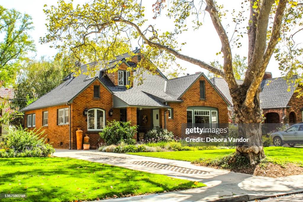 Casa vintage de ladrillo de dos pisos en Sacramento.