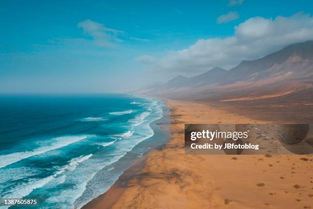 spiaggia di cofete (fuerteventura), vista dal drone - fuerteventura stock-fotos und bilder