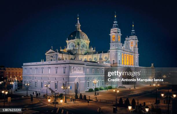 madrid almudena cathedral at night - royal tour foto e immagini stock