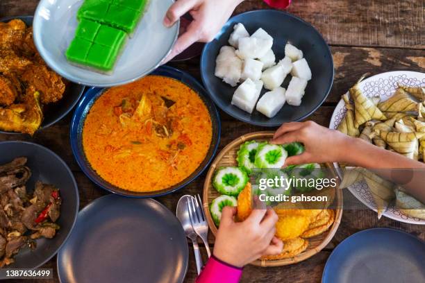 kuih(マレーケーキ)とマレー料理のテーブルトップビュー - イフタール ストックフォトと画像