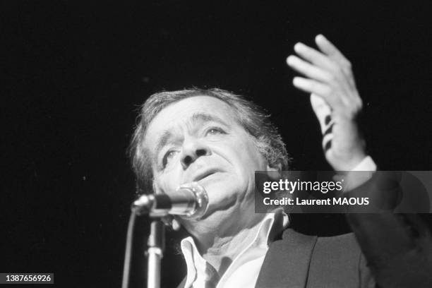 Serge Reggiani sur scène à Bobino, le 29 septembre 1977, à Paris.
