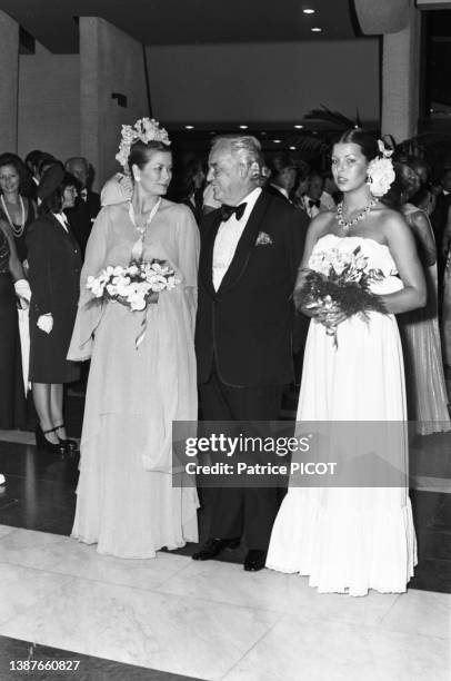 Grace de Monaco avec Caroline et le Prince Rainier lors d'une soirée à Monte-Carlo le 11 aout 1975