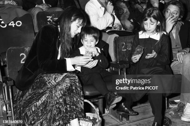 Serge Gainsbourg et Jane Birkin avec Charlotte et Kate à la première du Cirque de Moscou au palais des Sports de Paris le 9 novembre 1976