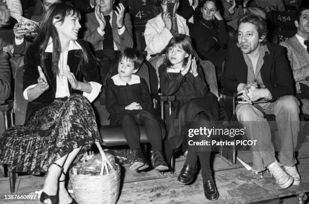 Serge Gainsbourg et Jane Birkin avec Charlotte et Kate à la première du Cirque de Moscou au palais des Sports de Paris le 9 novembre 1976