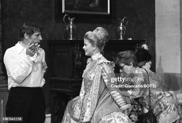 Yves Montand et Karin Schubert lors du tournage du film 'La Folie des Grandeurs' aux studios de Saint-Maurice en juillet 1971