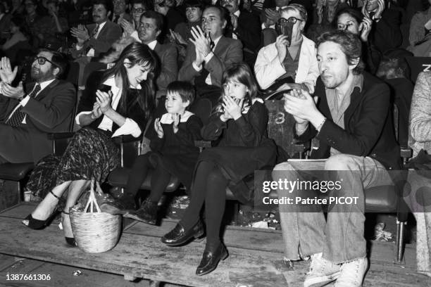 Serge Gainsbourg et Jane Birkin avec Charlotte et Kate à la première du Cirque de Moscou au palais des Sports de Paris le 9 novembre 1976