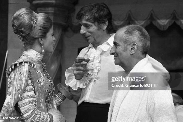 Louis de Funès, Yves Montand et Karin Schubert lors du tournage du film 'La Folie des Grandeurs' aux studios de Saint-Maurice en juillet 1971