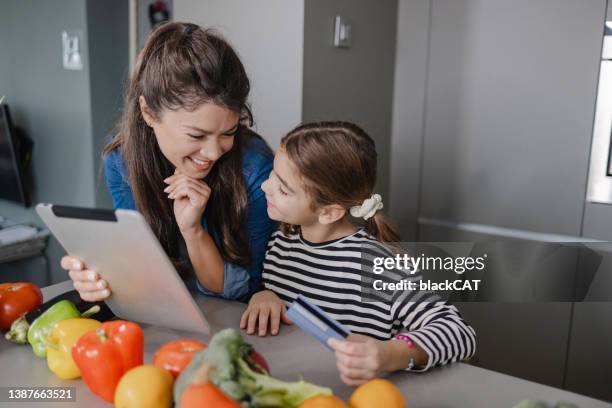madre e hija comprando comestibles en línea - shopping list children fotografías e imágenes de stock