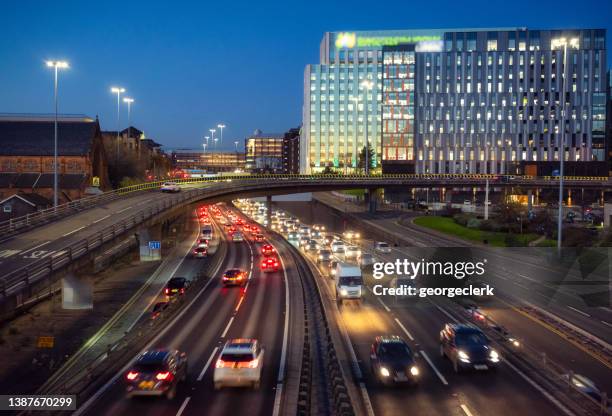 traffico serale dell'ora di punta a glasgow - freeway foto e immagini stock