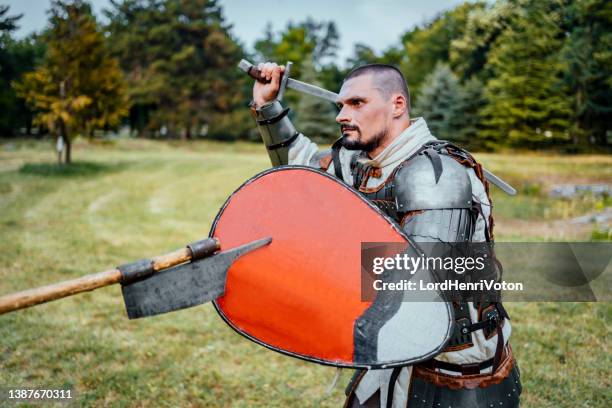 due cavalieri che combattono sul campo di battaglia - armatura foto e immagini stock