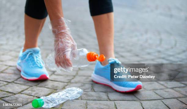 litter picking up from pavement - london city feature stock pictures, royalty-free photos & images