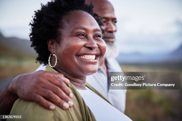 reife frau lächelt mit ihrem mann während eines tages auf dem land - candid mature couple outdoors stock-fotos und bilder