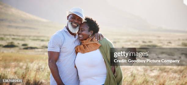 liebevolles reifes paar, das draußen in der natur zusammensteht - candid mature couple outdoors stock-fotos und bilder