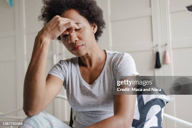 unglückliche afroamerikanische frau, die an depressionen leidet - exhaustion stock-fotos und bilder