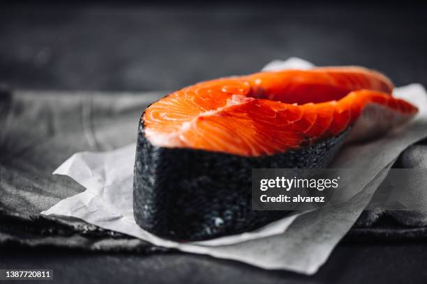 nahaufnahme eines rohen lachssteaks - salmon steak stock-fotos und bilder