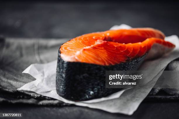 close-up of a raw salmon steak - salmon steak stockfoto's en -beelden