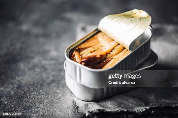 dosensardine auf dem küchentisch - canned food stock-fotos und bilder