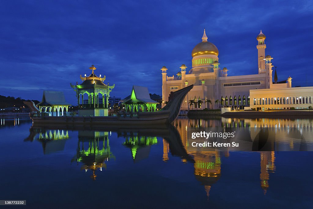 Sultan Omar Ali Saifuddin Mosque & Ceremonial Ship