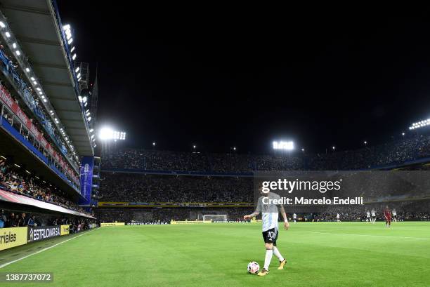 Lionel Messi of Argentina prepares to take a corner kick during the FIFA World Cup Qatar 2022 qualification match between Argentina and Venezuela at...