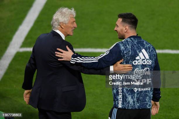 Jose Pekerman coach of Venezuela and Lionel Messi of Argentina greet prior to the FIFA World Cup Qatar 2022 qualification match between Argentina and...