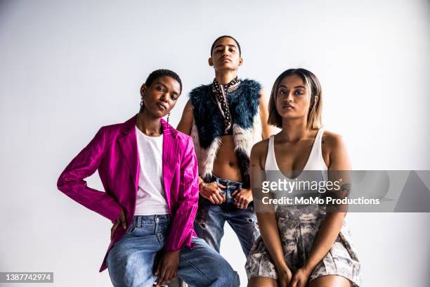studio portrait of fashionable young adults - black culture - fotografias e filmes do acervo