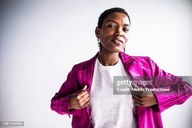 studio portrait of fashionable young woman - one woman only stock pictures, royalty-free photos & images