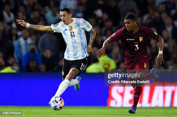 Angel Di Maria of Argentina fights for the ball with Christian Makoun of Venezuela during the FIFA World Cup Qatar 2022 qualification match between...