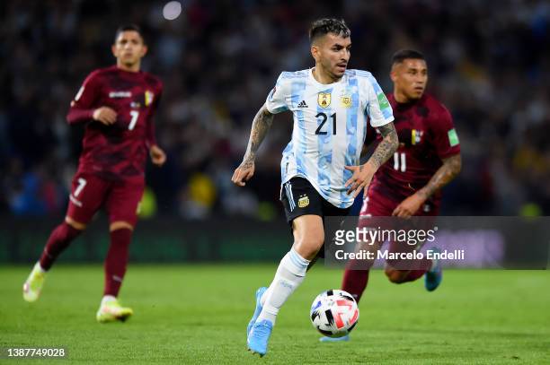 Angel Correa of Argentina controls the ball during the FIFA World Cup Qatar 2022 qualification match between Argentina and Venezuela at Estadio...