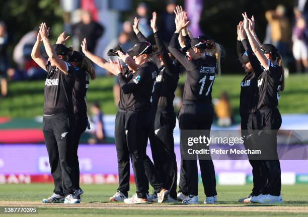 New Zealand players salute the crowd after beating Pakistan during the 2022 ICC Women's Cricket World Cup match between New Zealand and Pakistan at...