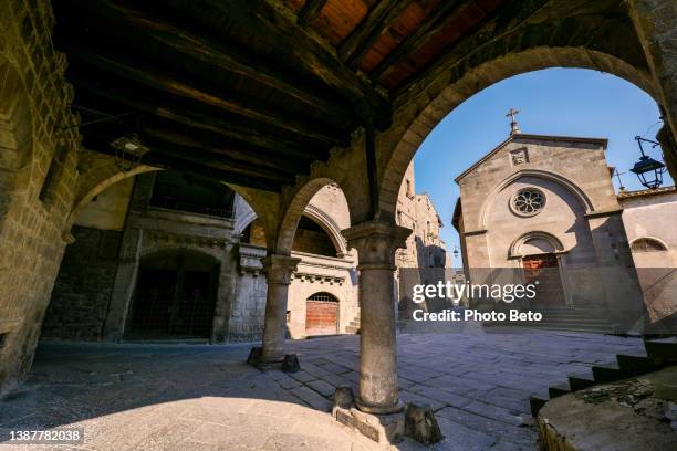 uma vista idílica da antiga praça de san pellegrino no coração medieval de viterbo - província de viterbo - fotografias e filmes do acervo