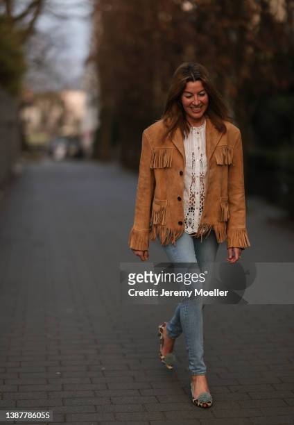 Yasmin von Schlieffen-Nannen wearing Levis blue skinny denim jeans, Chloe beige blouse, Halfboy fringe leather beige jacket and animal print heels on...