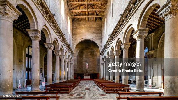 the beautiful central nave inside the cathedral of san lorenzo in the heart of the medieval city of viterbo - provinsen viterbo bildbanksfoton och bilder