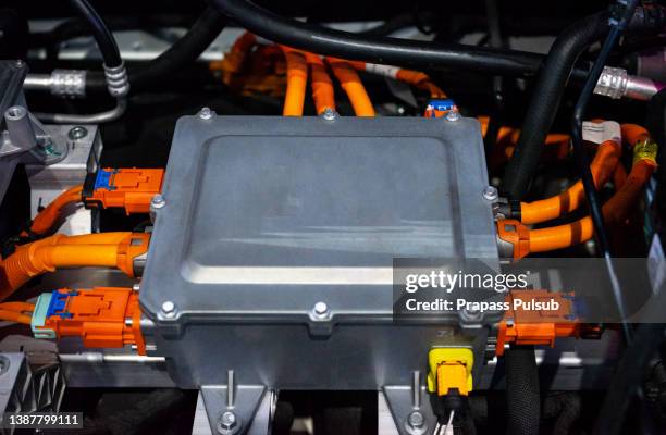 selective focus of electric car lithium battery pack and wiring connections internal between cells - batterie stock-fotos und bilder