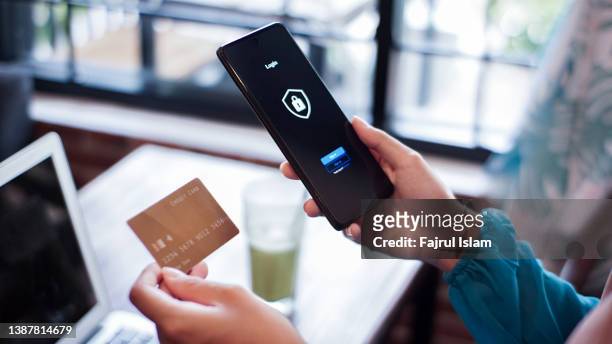 contactless payment with with online security system on mobile app on smartphone - identity theft stockfoto's en -beelden