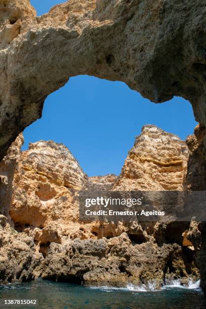 geological formations in algarve coast, portugal - alvor stock-fotos und bilder