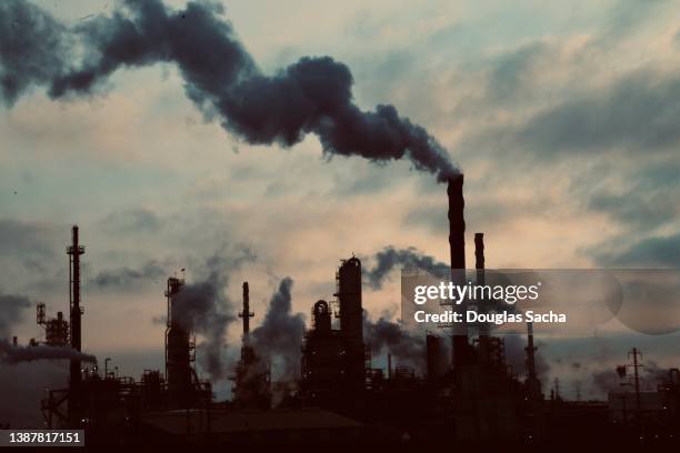 industrial pollution from smoke stack at a chemical refinery - contaminacion fotografías e imágenes de stock