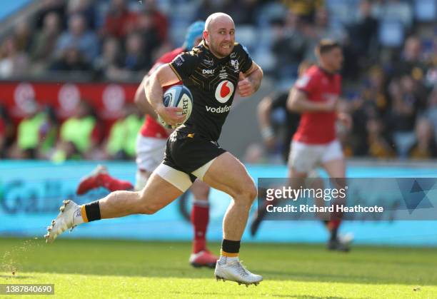 Dan Robson of Wasps breaks to score a try during the Gallagher Premiership Rugby match between Wasps and Newcastle Falcons at The Coventry Building...
