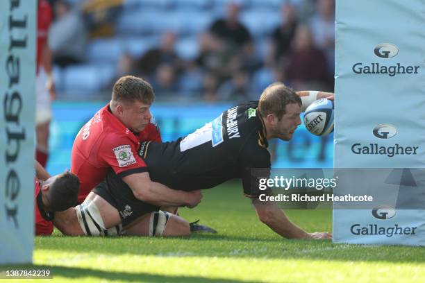 Joe Launchbury of Wasps scores their second try during the Gallagher Premiership Rugby match between Wasps and Newcastle Falcons at The Coventry...