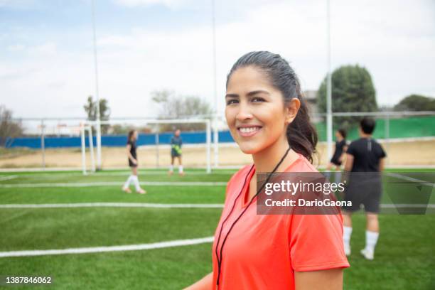 mujeres jugando futbol soccer - 35 year old woman stock pictures, royalty-free photos & images