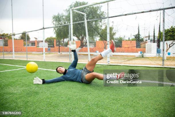 frauen spielen fußball - mujeres latinas stock-fotos und bilder