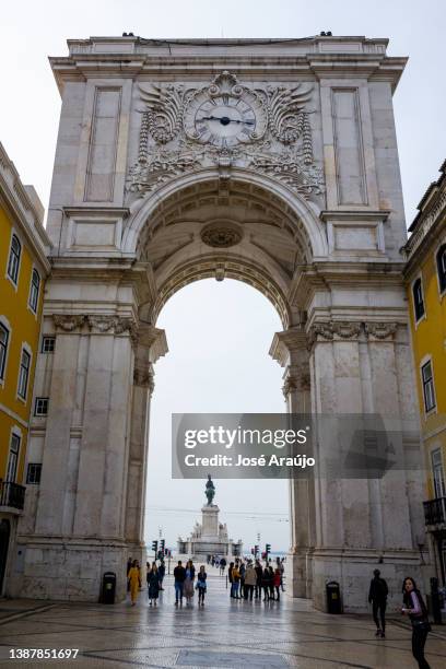 lisboa , portugal; 26 march 2022: general view of august street arch - estrutura construída stock pictures, royalty-free photos & images